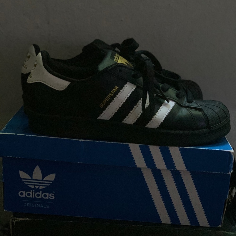 ORIGINAL SUPERSTAR BLACK ADIDAS!! US 6 (8/10)